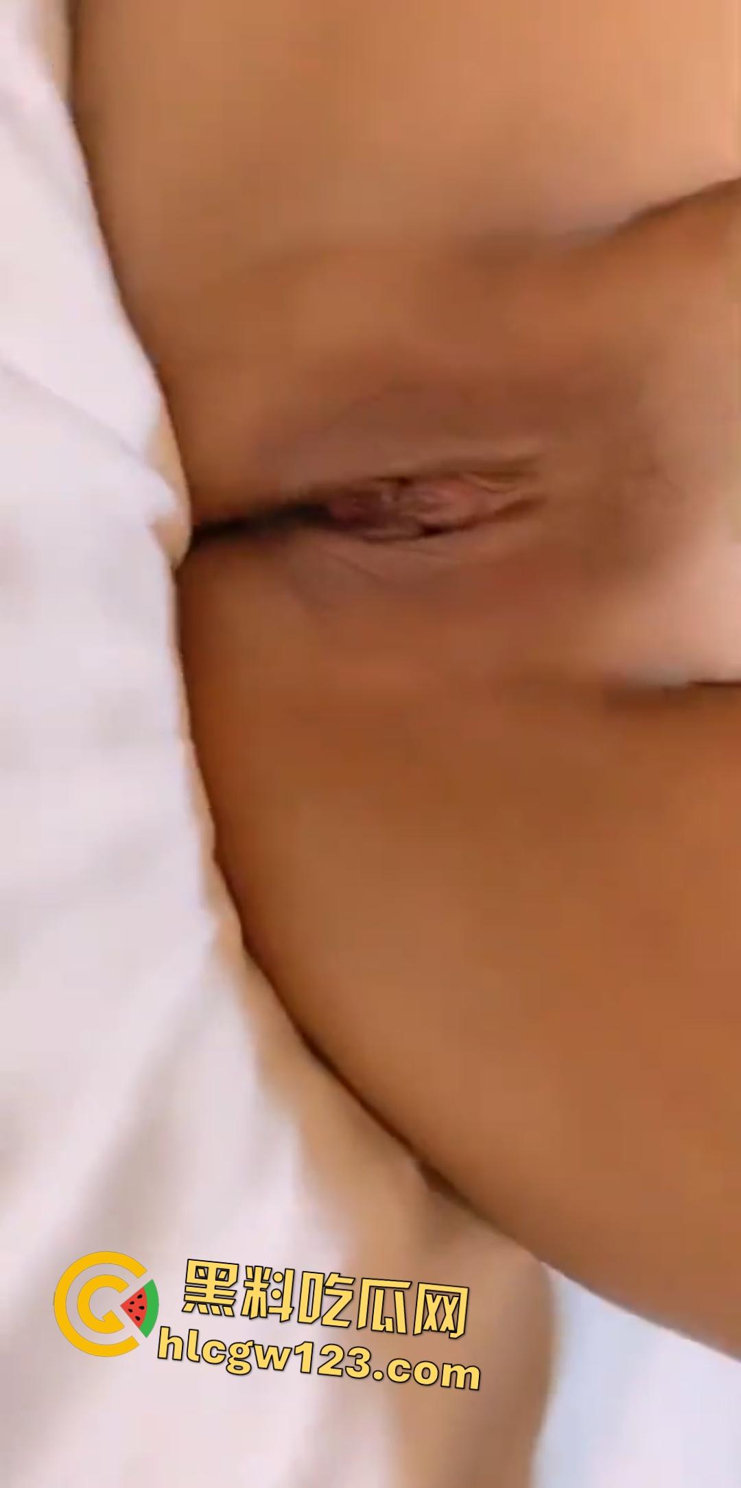 黑人猛干媚黑婊！闺蜜在一旁解说肥臀弹起，社会小妹啥场面都见过，但看到黑屌心里有一丝恐惧！  第2张