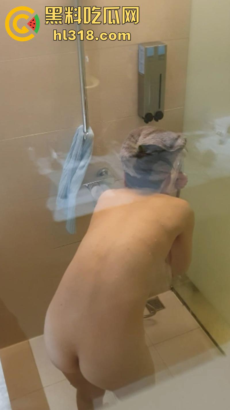 禽兽弟弟偷拍姐姐洗澡,竟然只是为了卖给色大叔,换取200块钱买游戏皮肤,这大奶肥臀还真诱人呢! 第5张 禽兽弟弟偷拍姐姐洗澡,竟然只是为了卖给色大叔,换取200块钱买游戏皮肤,这大奶肥臀还真诱人呢! 第5张