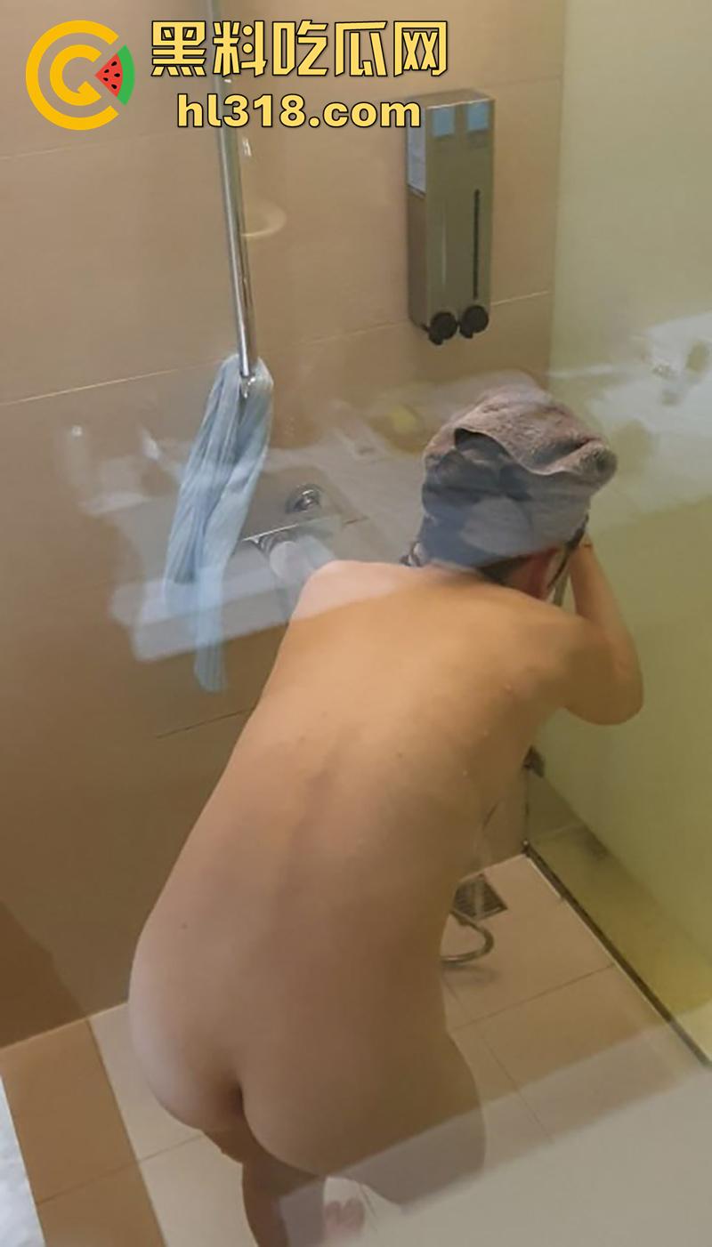 禽兽弟弟偷拍姐姐洗澡,竟然只是为了卖给色大叔,换取200块钱买游戏皮肤,这大奶肥臀还真诱人呢! 第7张 禽兽弟弟偷拍姐姐洗澡,竟然只是为了卖给色大叔,换取200块钱买游戏皮肤,这大奶肥臀还真诱人呢! 第7张