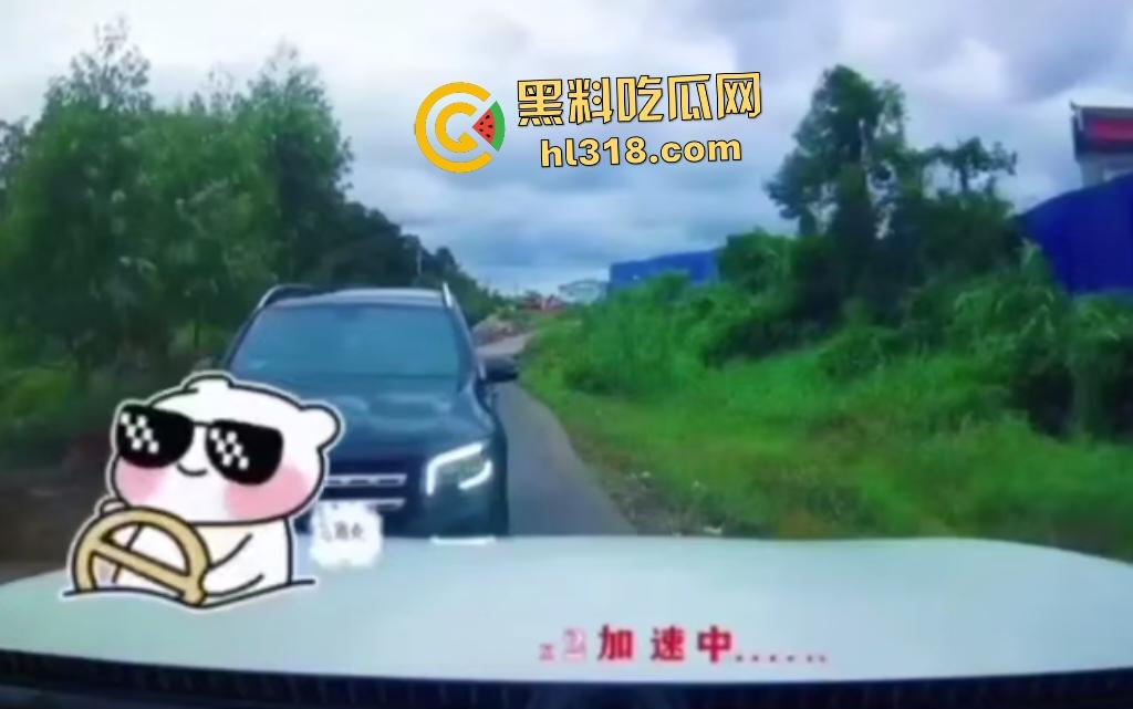 广西防城港奔驰姐利用公职亮证查男方底细逼其低头，最后警方神操作还反逼男的道歉，这真是倒反天罡！  第2张