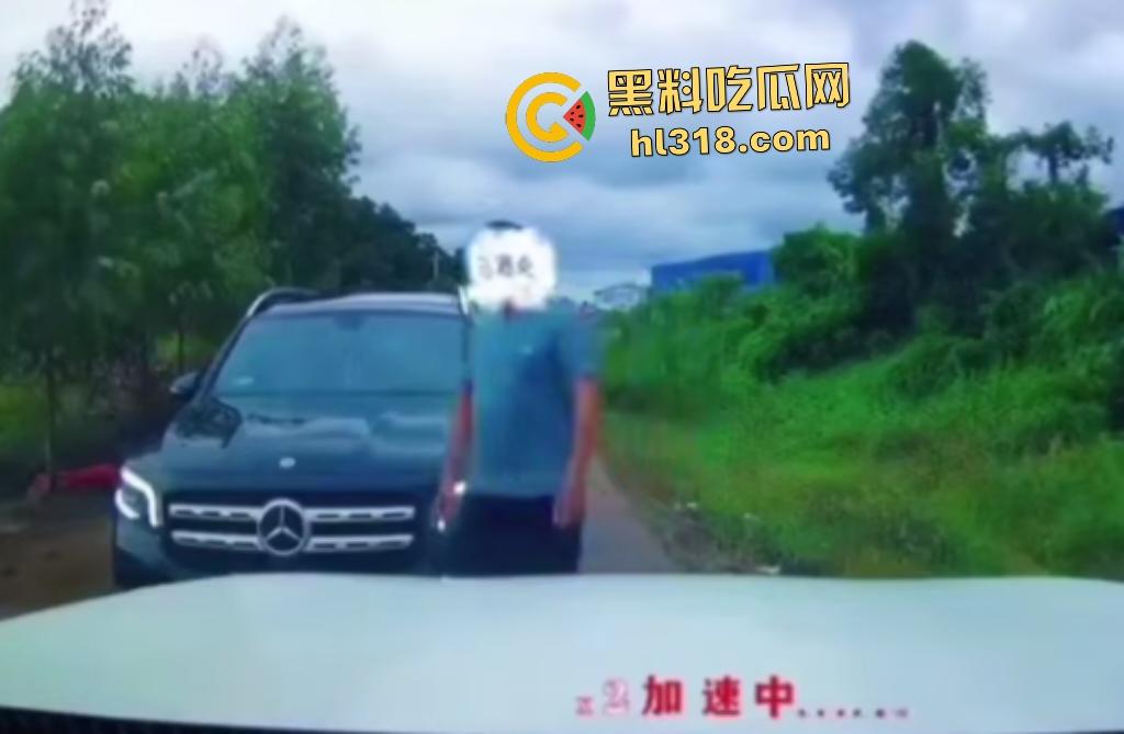 广西防城港奔驰姐利用公职亮证查男方底细逼其低头，最后警方神操作还反逼男的道歉，这真是倒反天罡！  第3张