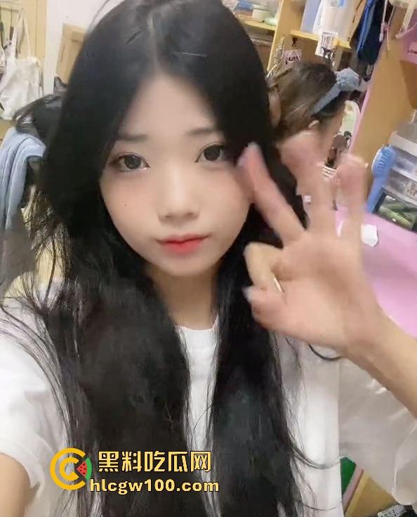 广东珠海学院骚货【朱梅】被包养，嫩穴插到快变黑，后入太爽让人顶不住，舔鸡巴求射嘴里，屁股翘得太让人上瘾！  第3张