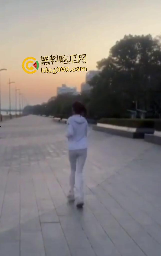 长腿女大学生带着跳蛋跑步!跑得太快男友直接遥控狂震,搞得女大浑身扭曲,像是要高潮! 第1张 长腿女大学生带着跳蛋跑步!跑得太快男友直接遥控狂震,搞得女大浑身扭曲,像是要高潮! 第1张