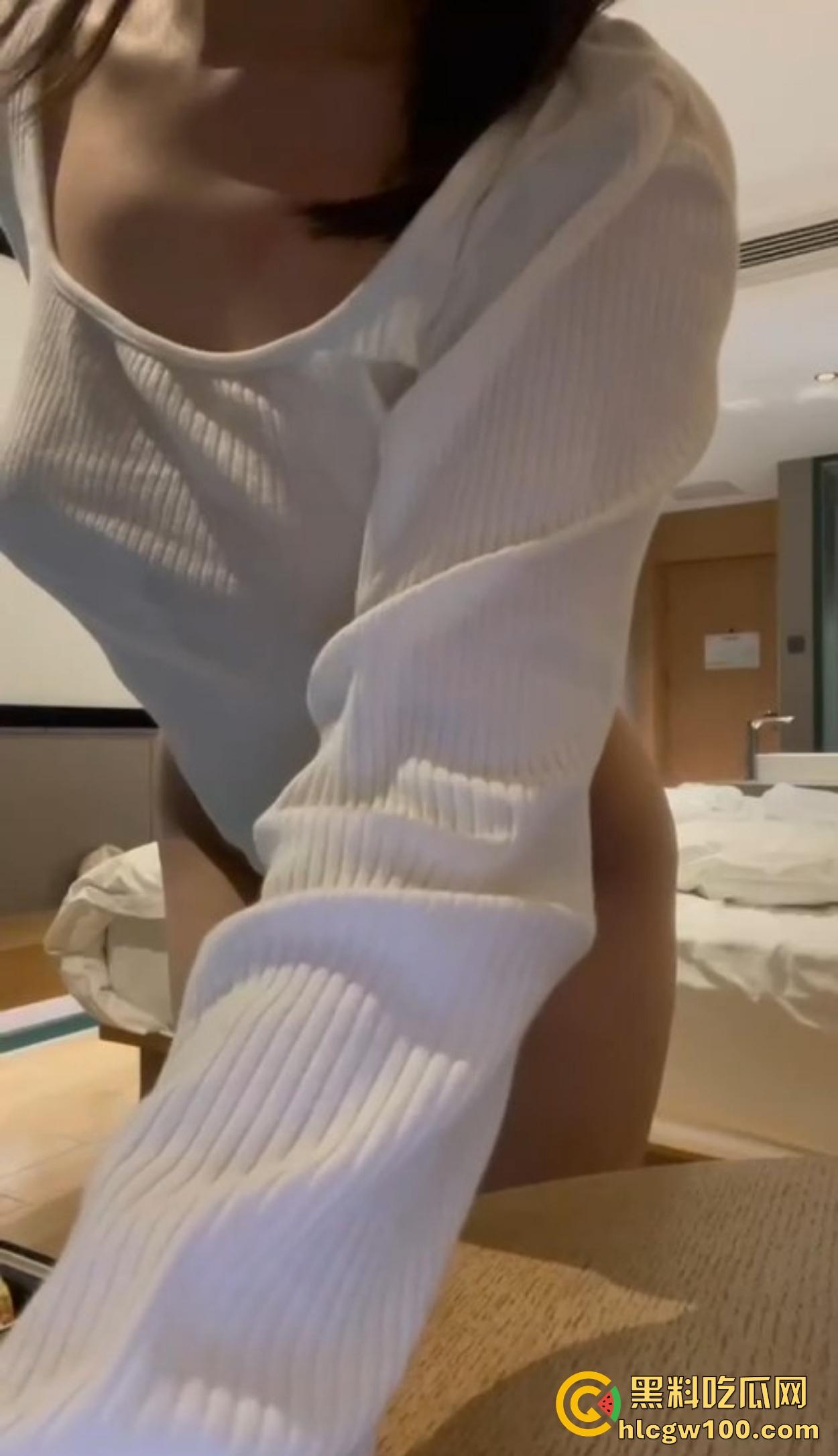 广东珠海学院骚货【朱梅】被包养，嫩穴插到快变黑，后入太爽让人顶不住，舔鸡巴求射嘴里，屁股翘得太让人上瘾！  第5张