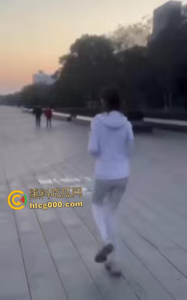 长腿女大学生带着跳蛋跑步!跑得太快男友直接遥控狂震,搞得女大浑身扭曲,像是要高潮! 第2张 长腿女大学生带着跳蛋跑步!跑得太快男友直接遥控狂震,搞得女大浑身扭曲,像是要高潮! 第2张