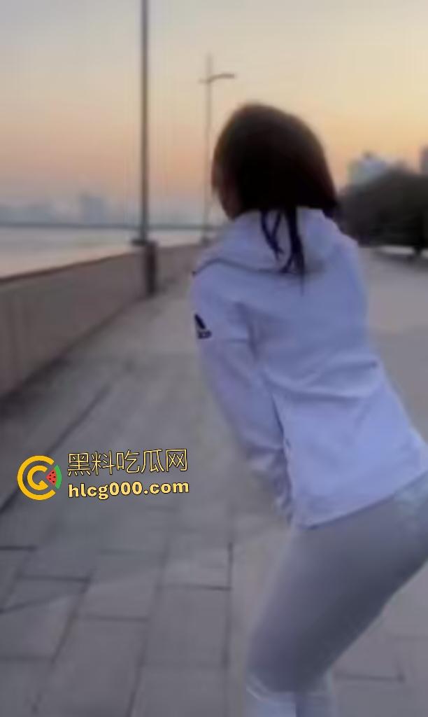 长腿女大学生带着跳蛋跑步!跑得太快男友直接遥控狂震,搞得女大浑身扭曲,像是要高潮! 第3张 长腿女大学生带着跳蛋跑步!跑得太快男友直接遥控狂震,搞得女大浑身扭曲,像是要高潮! 第3张