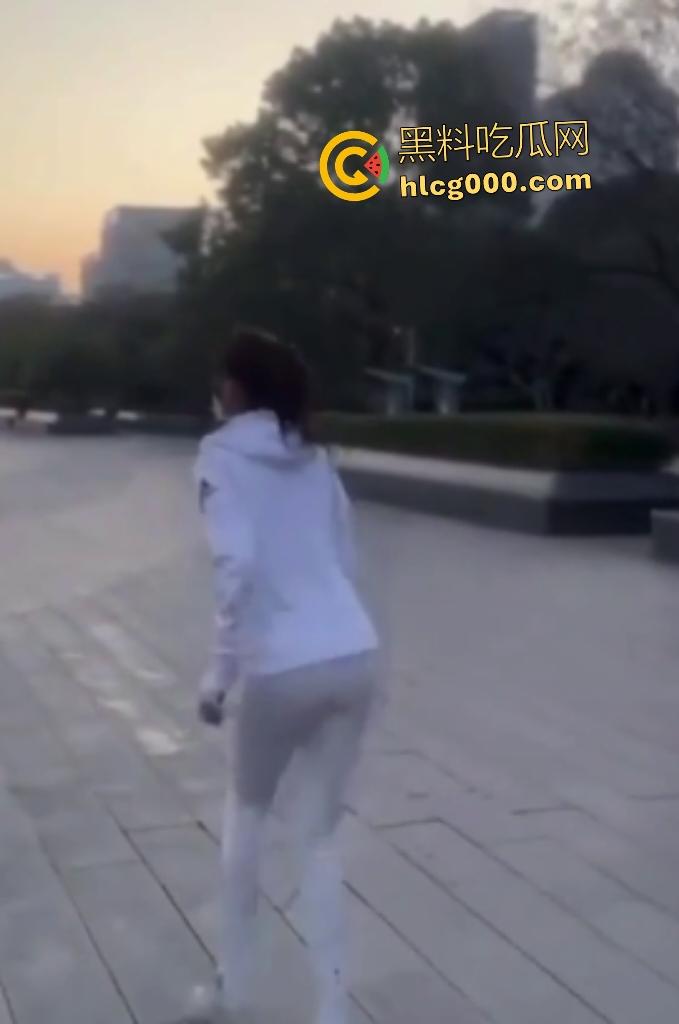 长腿女大学生带着跳蛋跑步!跑得太快男友直接遥控狂震,搞得女大浑身扭曲,像是要高潮! 第4张 长腿女大学生带着跳蛋跑步!跑得太快男友直接遥控狂震,搞得女大浑身扭曲,像是要高潮! 第4张