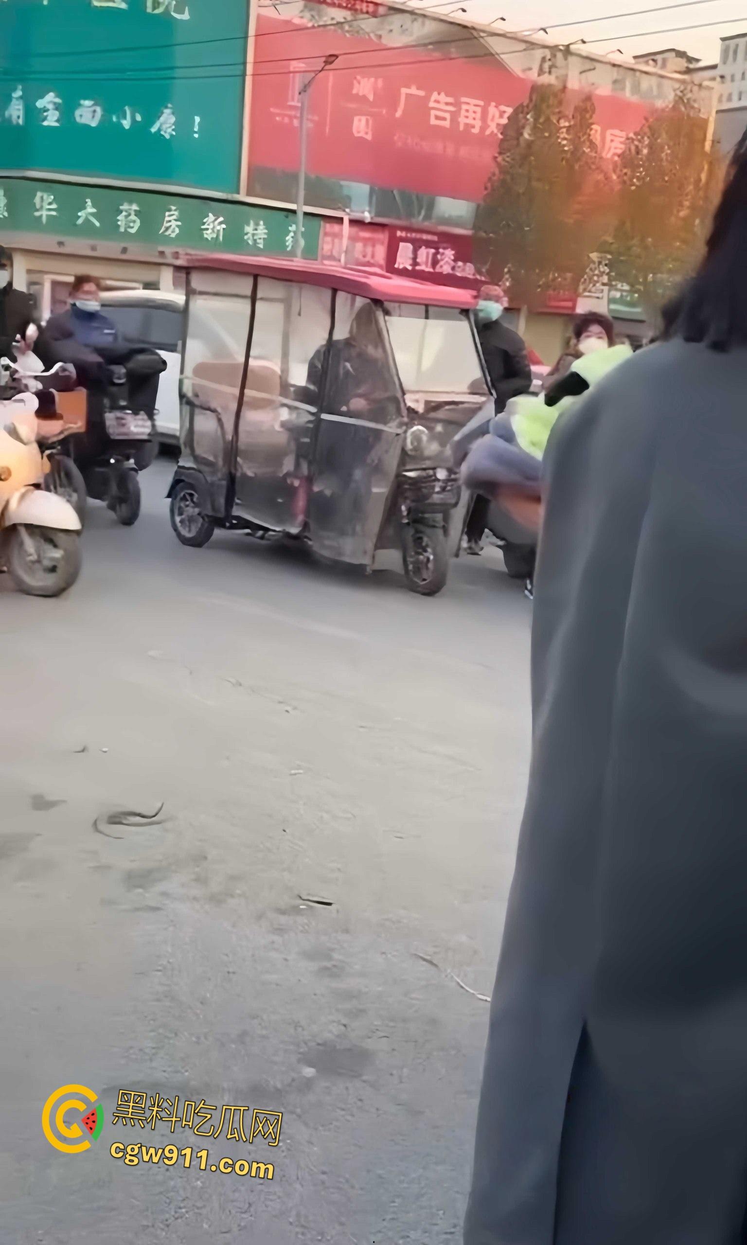 温州街头惊爆火辣抓奸大戏，原配带人当街手撕小三，怒骂掌掴不断，头发都给人家剪掉，场面火爆到炸！  第1张