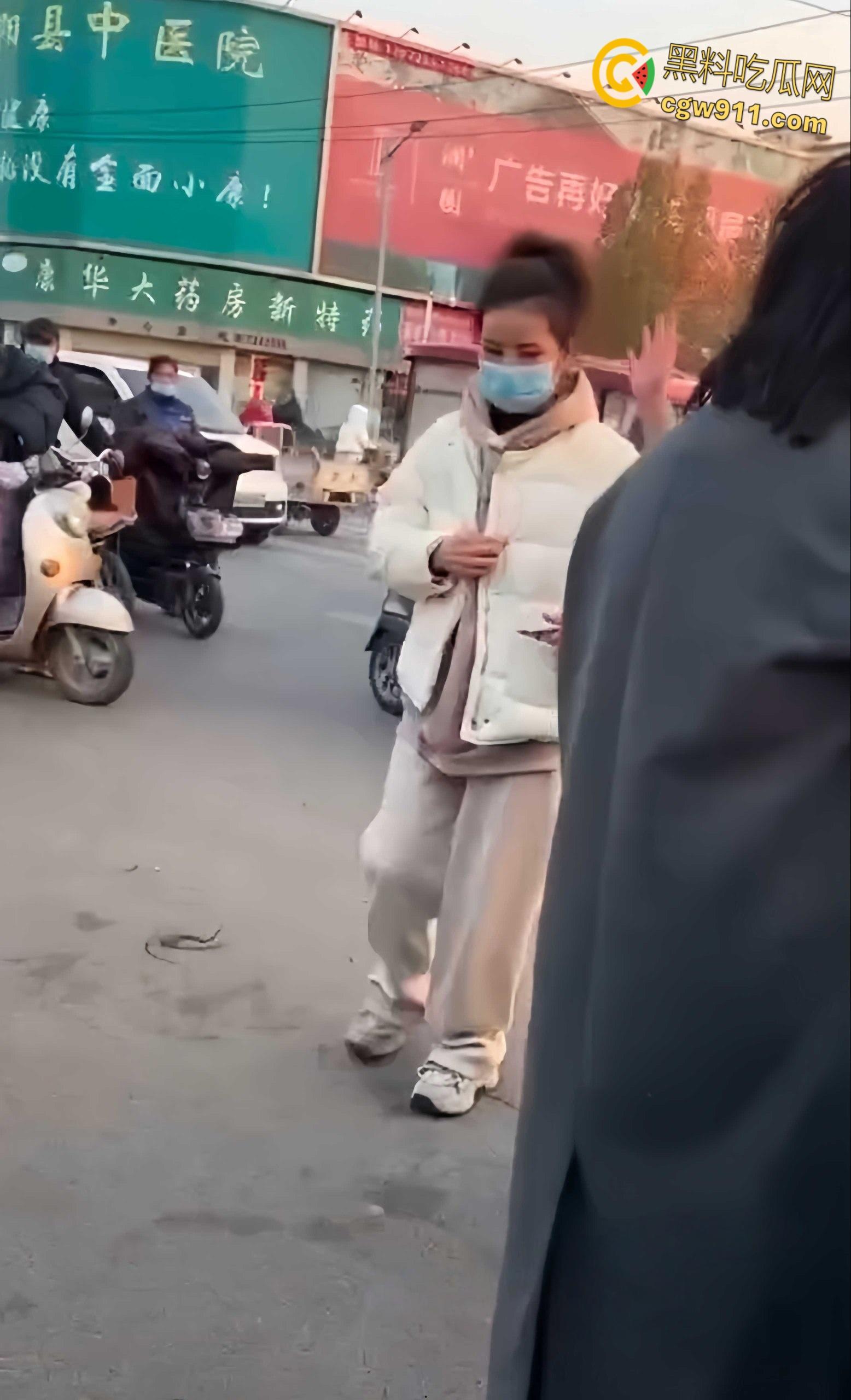 温州街头惊爆火辣抓奸大戏，原配带人当街手撕小三，怒骂掌掴不断，头发都给人家剪掉，场面火爆到炸！  第2张