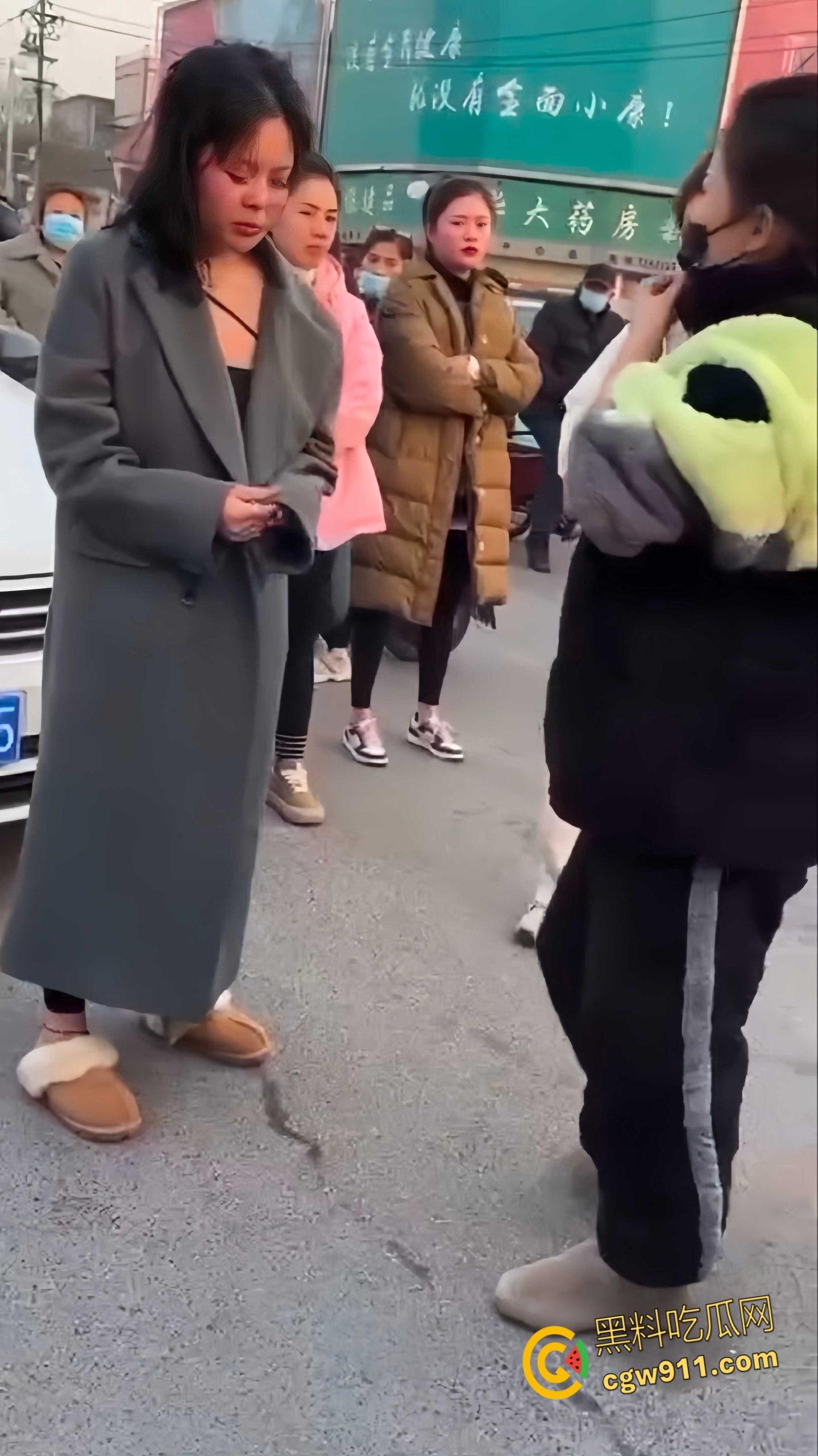 温州街头惊爆火辣抓奸大戏，原配带人当街手撕小三，怒骂掌掴不断，头发都给人家剪掉，场面火爆到炸！  第3张