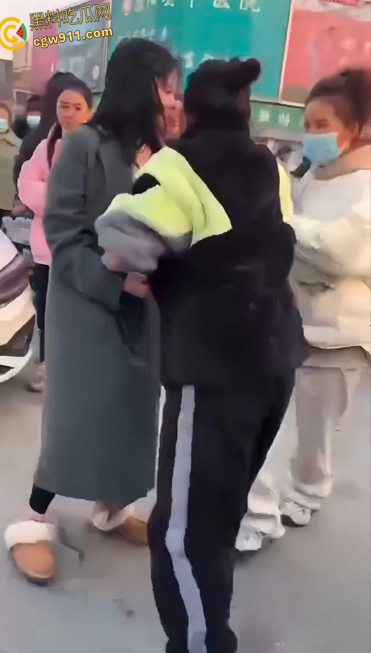 温州街头惊爆火辣抓奸大戏，原配带人当街手撕小三，怒骂掌掴不断，头发都给人家剪掉，场面火爆到炸！  第4张