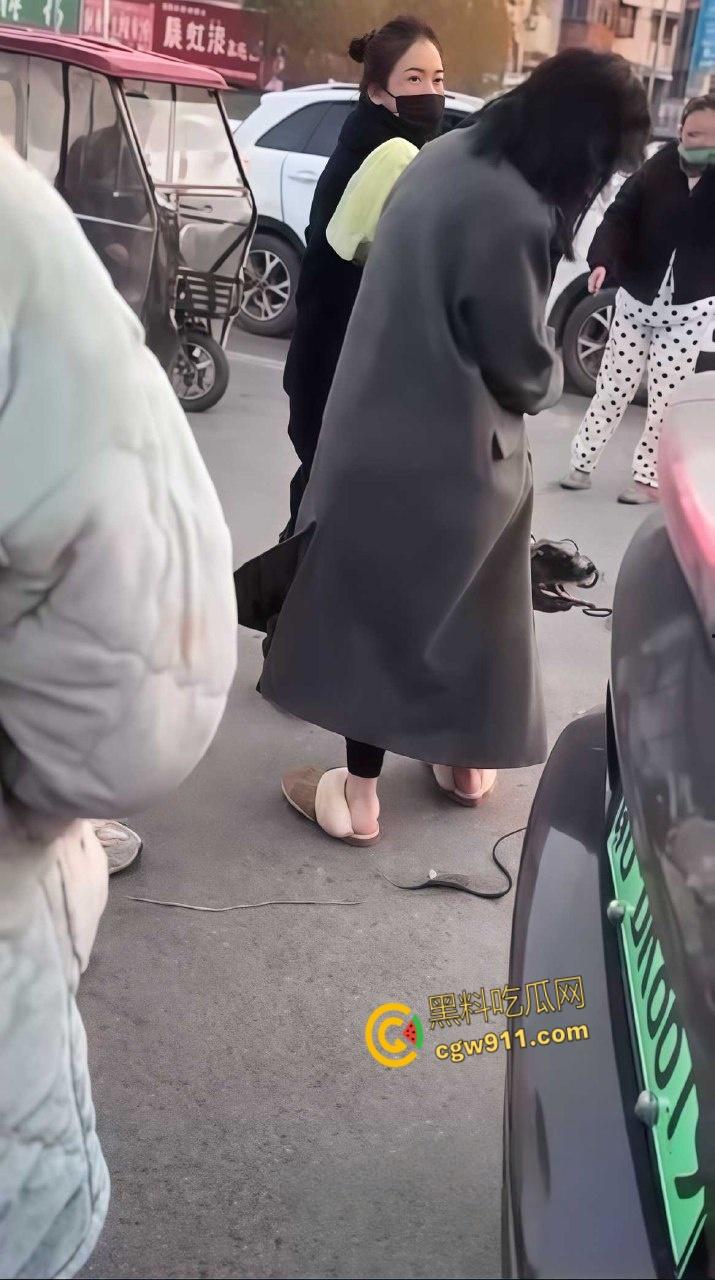 温州街头惊爆火辣抓奸大戏，原配带人当街手撕小三，怒骂掌掴不断，头发都给人家剪掉，场面火爆到炸！  第5张