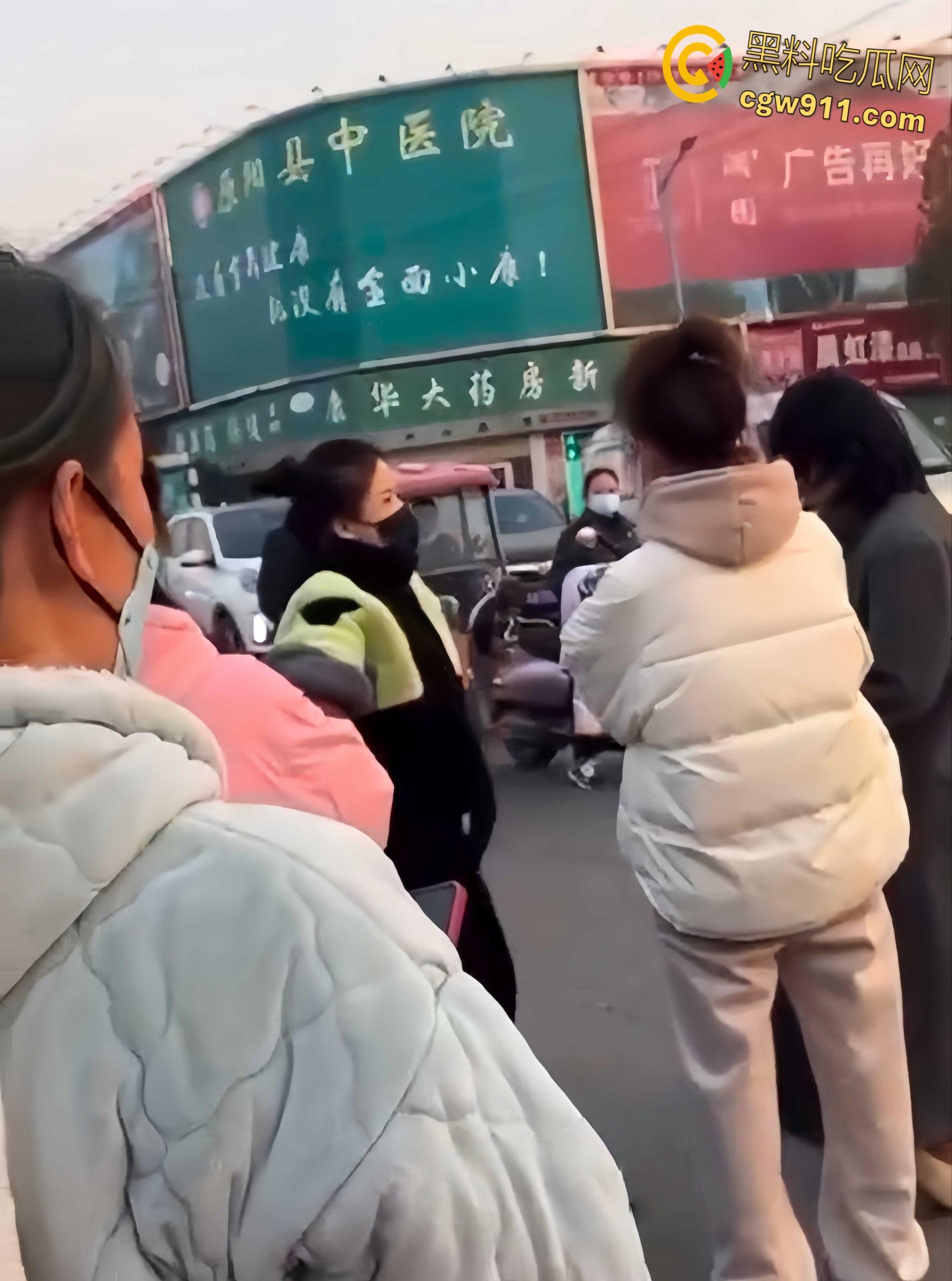 温州街头惊爆火辣抓奸大戏，原配带人当街手撕小三，怒骂掌掴不断，头发都给人家剪掉，场面火爆到炸！  第6张