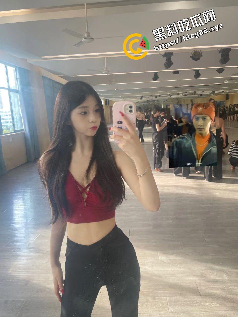 西安美术学院清纯舞蹈生『江艺』练完舞蹈练床活，下课与大哥淫荡做爱，大展骚逼后入不停！  第2张