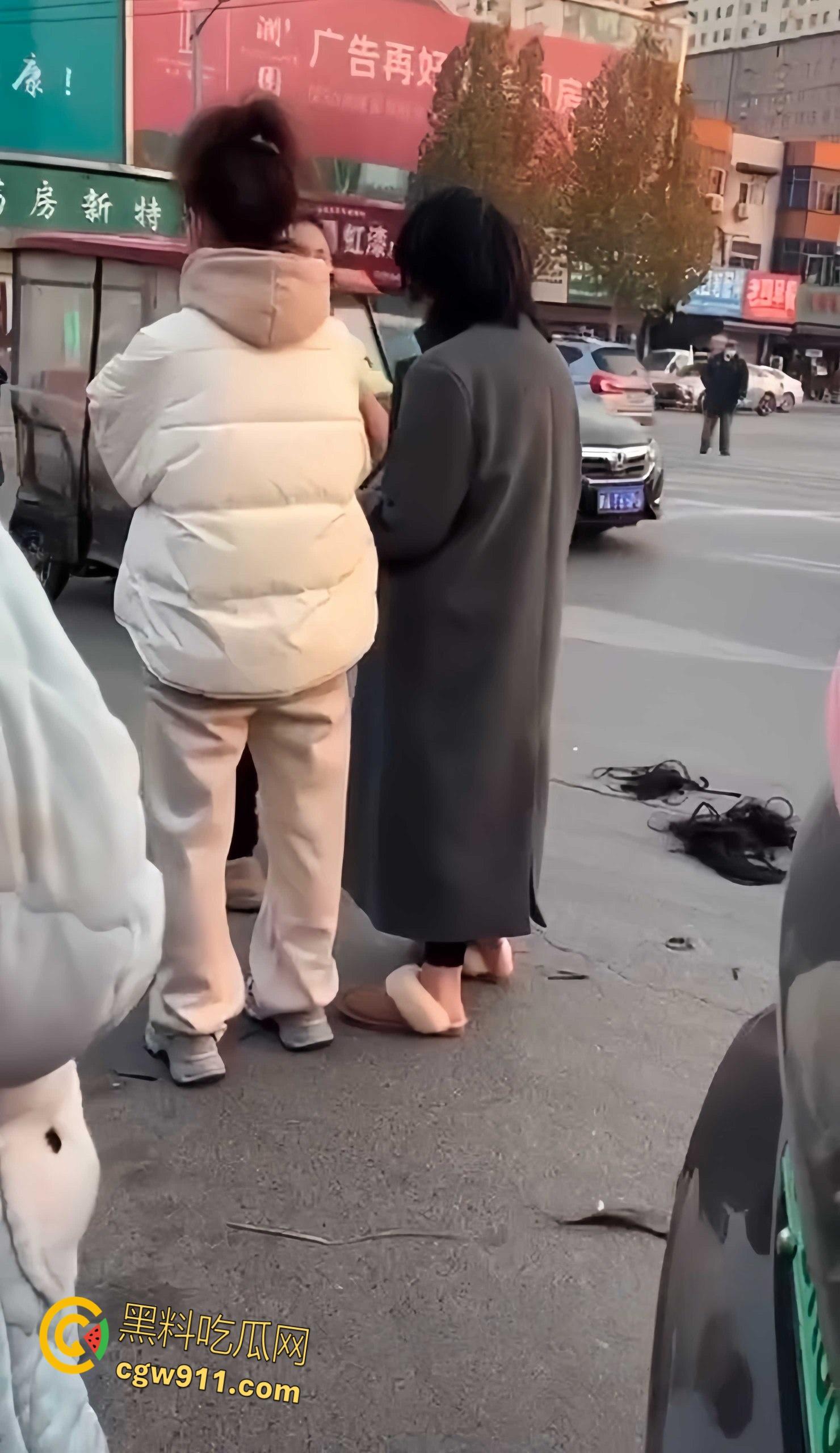 温州街头惊爆火辣抓奸大戏，原配带人当街手撕小三，怒骂掌掴不断，头发都给人家剪掉，场面火爆到炸！  第7张