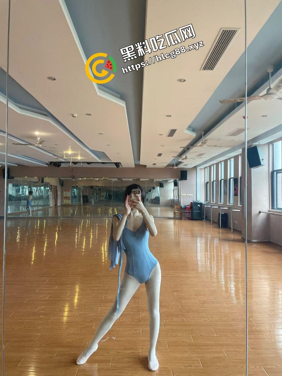 西安美术学院清纯舞蹈生『江艺』练完舞蹈练床活，下课与大哥淫荡做爱，大展骚逼后入不停！  第3张