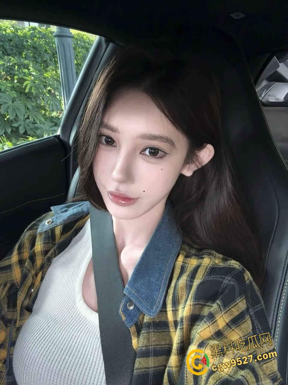 商场逛小吃街，妹妹野外尿尿露出雪白翘臀，勾引哥哥一起去小树林，狂舔骚逼后入爆操，激情内射 !  第1张