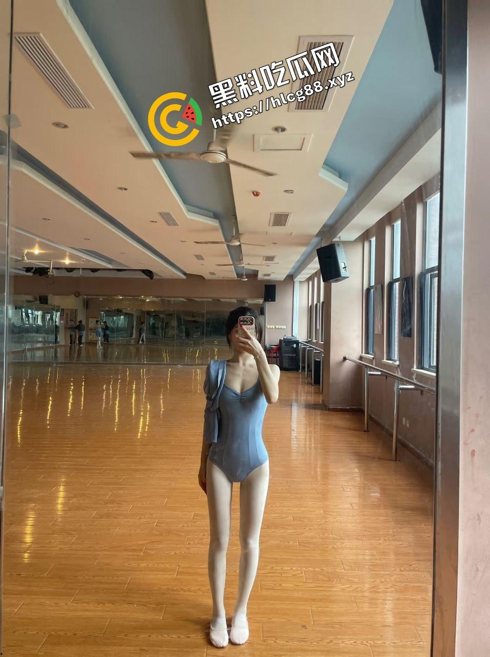 西安美术学院清纯舞蹈生『江艺』练完舞蹈练床活，下课与大哥淫荡做爱，大展骚逼后入不停！  第5张