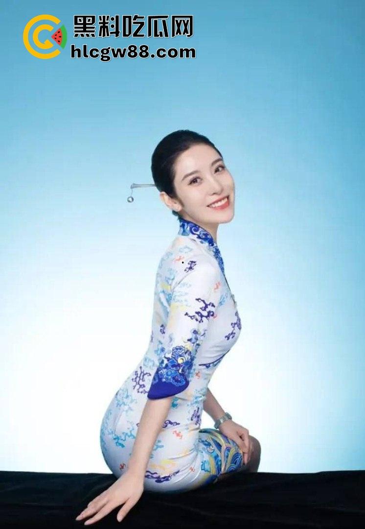 苏州少公子爆操海航空姐【刘媛媛】制服成情趣装，被按在酒店窗台疯狂后入，逼肿了还得给顾客倒饮料！  第1张