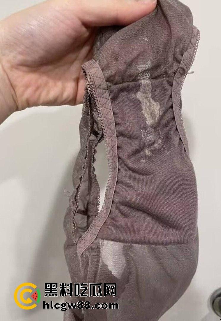 苏州少公子爆操海航空姐【刘媛媛】制服成情趣装，被按在酒店窗台疯狂后入，逼肿了还得给顾客倒饮料！  第2张