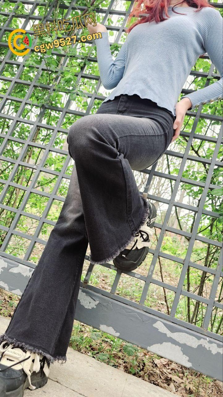 商场逛小吃街，妹妹野外尿尿露出雪白翘臀，勾引哥哥一起去小树林，狂舔骚逼后入爆操，激情内射 !  第5张