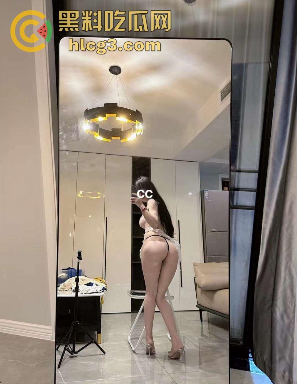 快手抖音网红笨蛋初初，微密圈最新视频流出，奶牛攻速套装+肛塞狐狸尾巴，白嫩屁股简直不要太诱人！  第16张