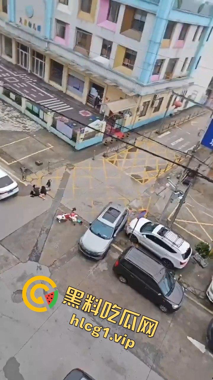 广州清晨的情感大戏：三女争一男，街头闹剧上演引人围观  第2张