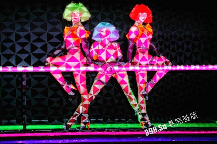 Lisa月底即将在法国出演的疯马秀（Crazy Horse Paris）到底是什么样的性质呢？先带瓜友们看看公开场的演出尺度  第7张