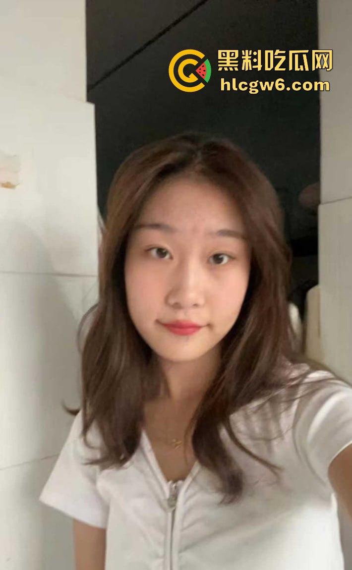 武昌工学院国教大二骚学生妹【王淇晓】裸聊约炮骗钱跑路遭曝光，蹭酒蹭吃的反差婊，嘴里喊哥哥心里骂冤种！  第1张