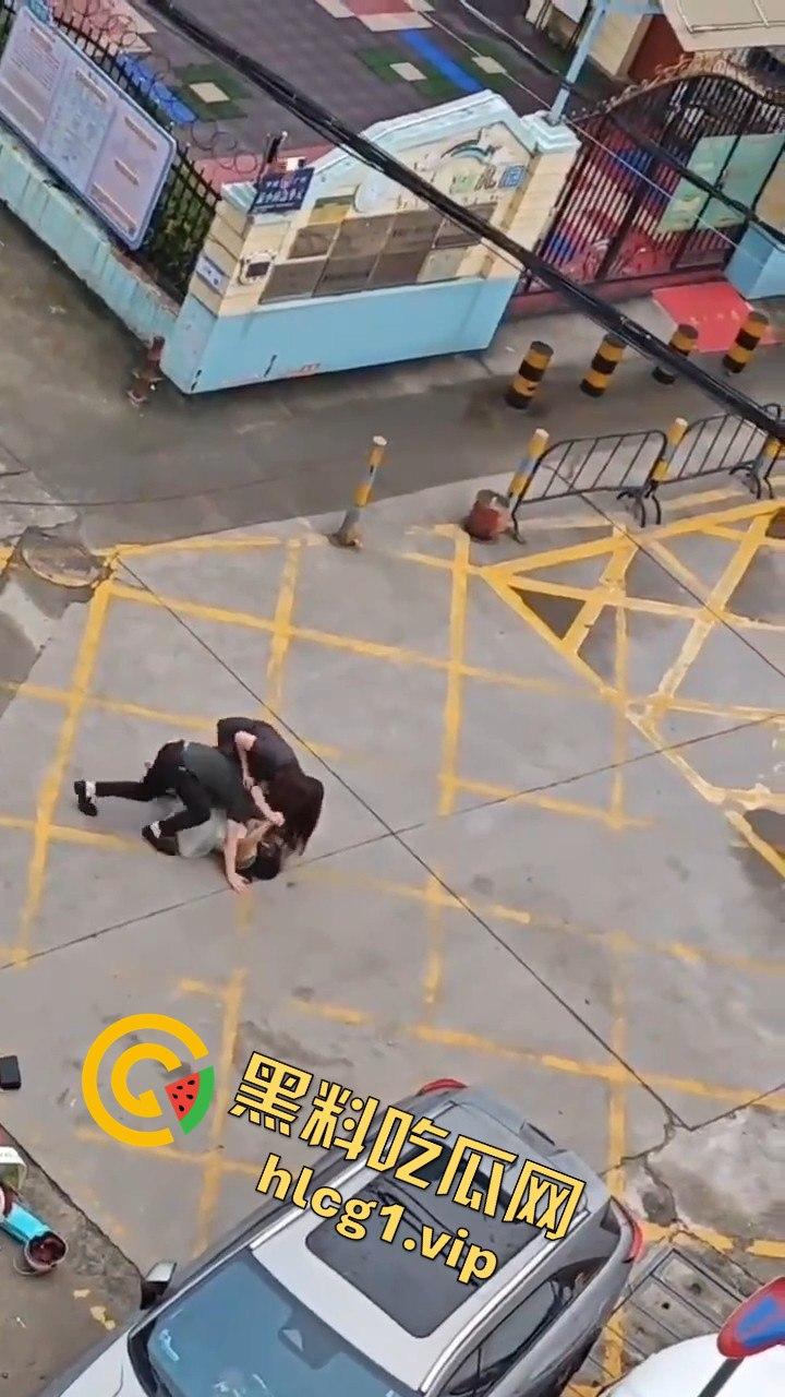 广州清晨的情感大戏：三女争一男，街头闹剧上演引人围观  第4张