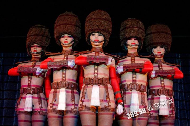 Lisa月底即将在法国出演的疯马秀（Crazy Horse Paris）到底是什么样的性质呢？先带瓜友们看看公开场的演出尺度  第9张