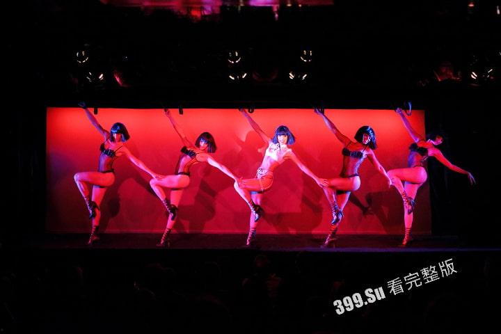 Lisa月底即将在法国出演的疯马秀（Crazy Horse Paris）到底是什么样的性质呢？先带瓜友们看看公开场的演出尺度  第10张