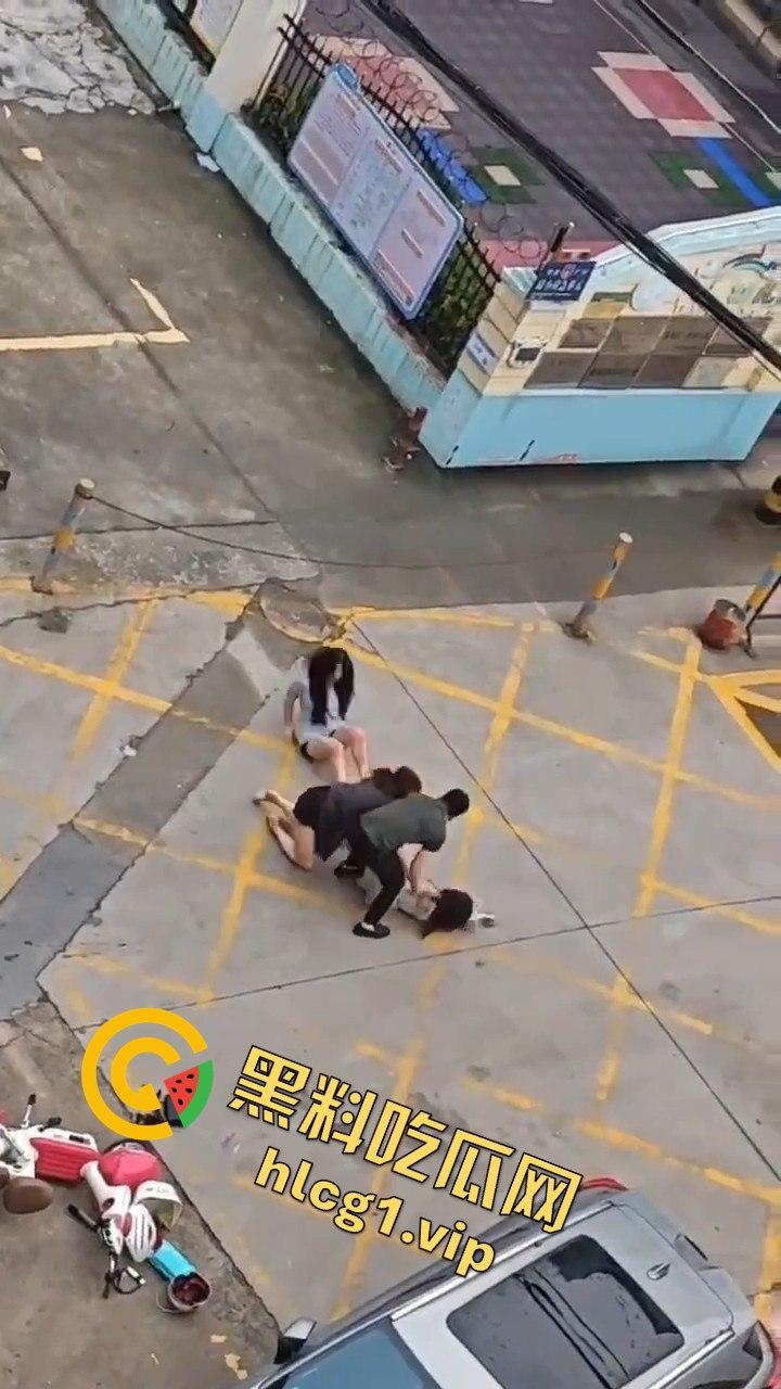 广州清晨的情感大戏：三女争一男，街头闹剧上演引人围观  第7张