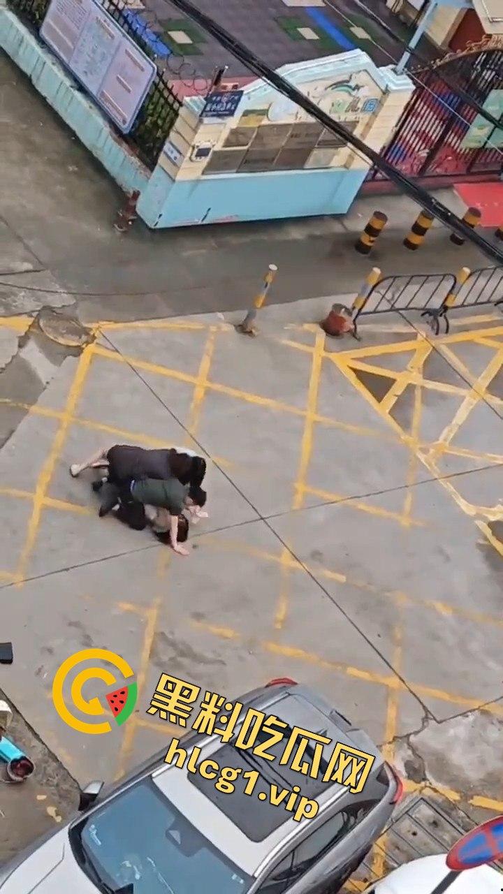 广州清晨的情感大戏：三女争一男，街头闹剧上演引人围观  第8张