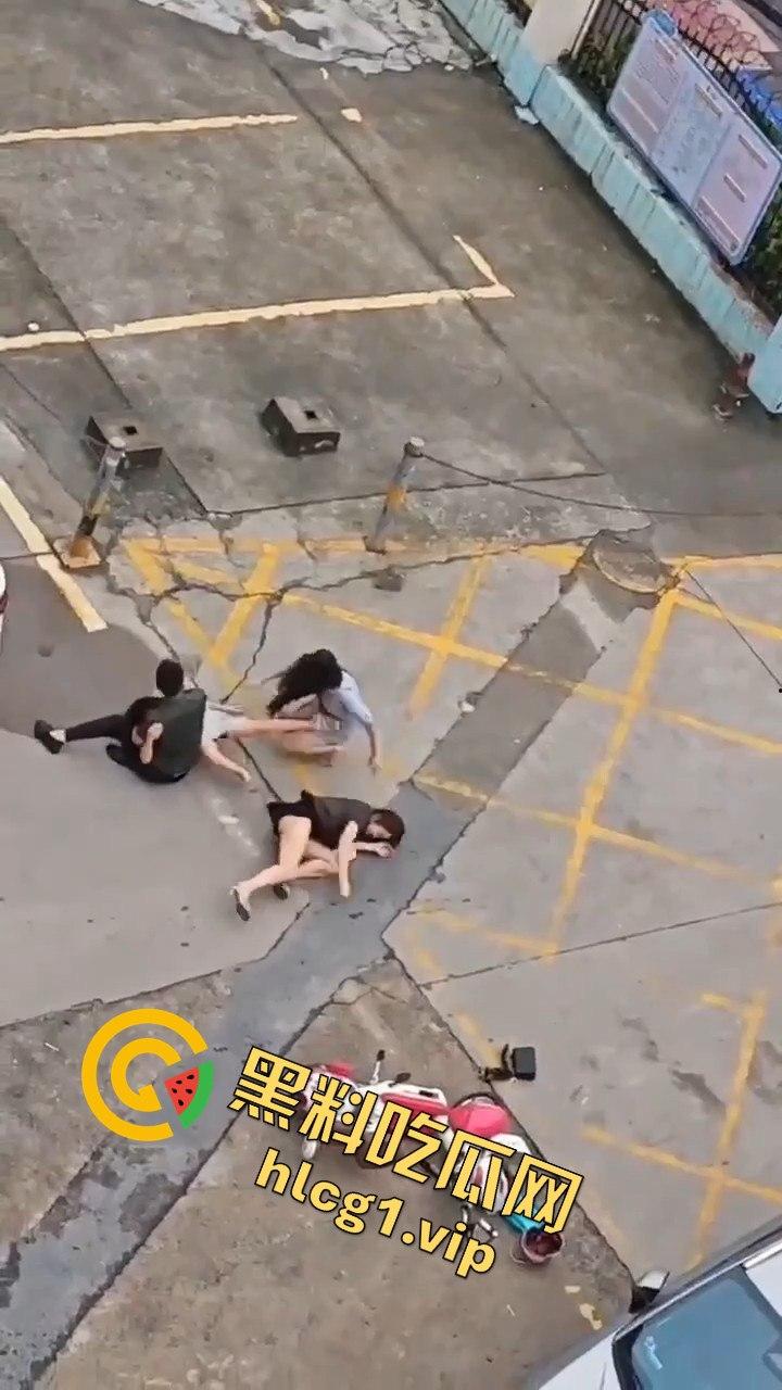 广州清晨的情感大戏：三女争一男，街头闹剧上演引人围观  第9张