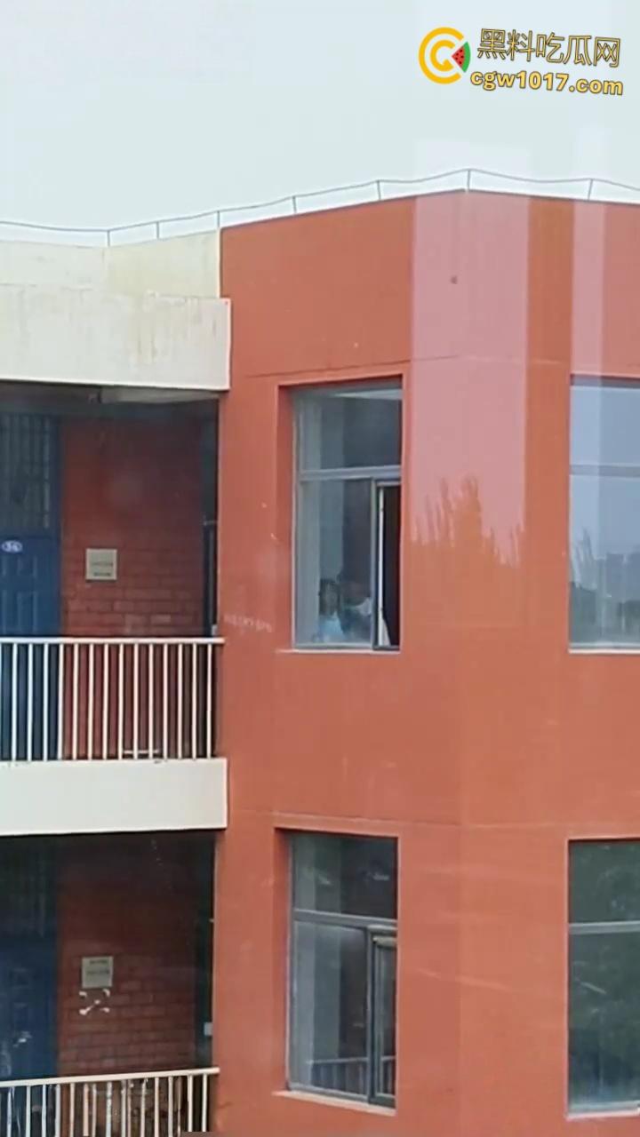 宁夏银川永宁回民高级中学，高一情侣午休时间楼梯间打炮，趴在窗户上无套后入，小小年纪如此大胆了  第3张