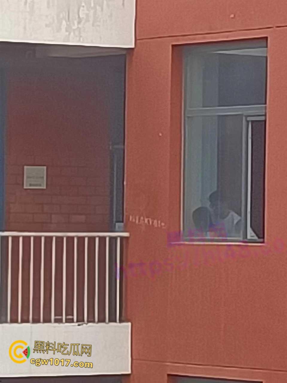 宁夏银川永宁回民高级中学，高一情侣午休时间楼梯间打炮，趴在窗户上无套后入，小小年纪如此大胆了  第4张