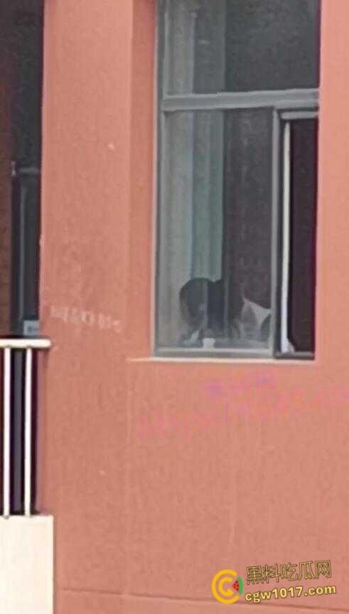 宁夏银川永宁回民高级中学，高一情侣午休时间楼梯间打炮，趴在窗户上无套后入，小小年纪如此大胆了  第5张