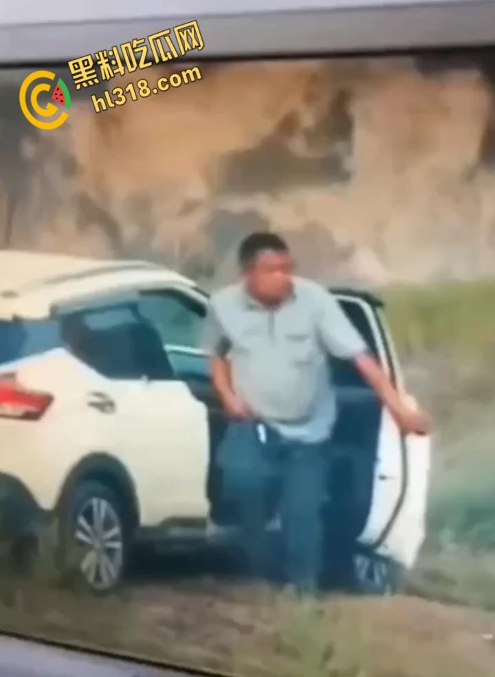 广州8C552车震门！野生激战被当场捕获，狗男女荒山野岭副驾做爱，结束后还当街穿衣 !  第1张