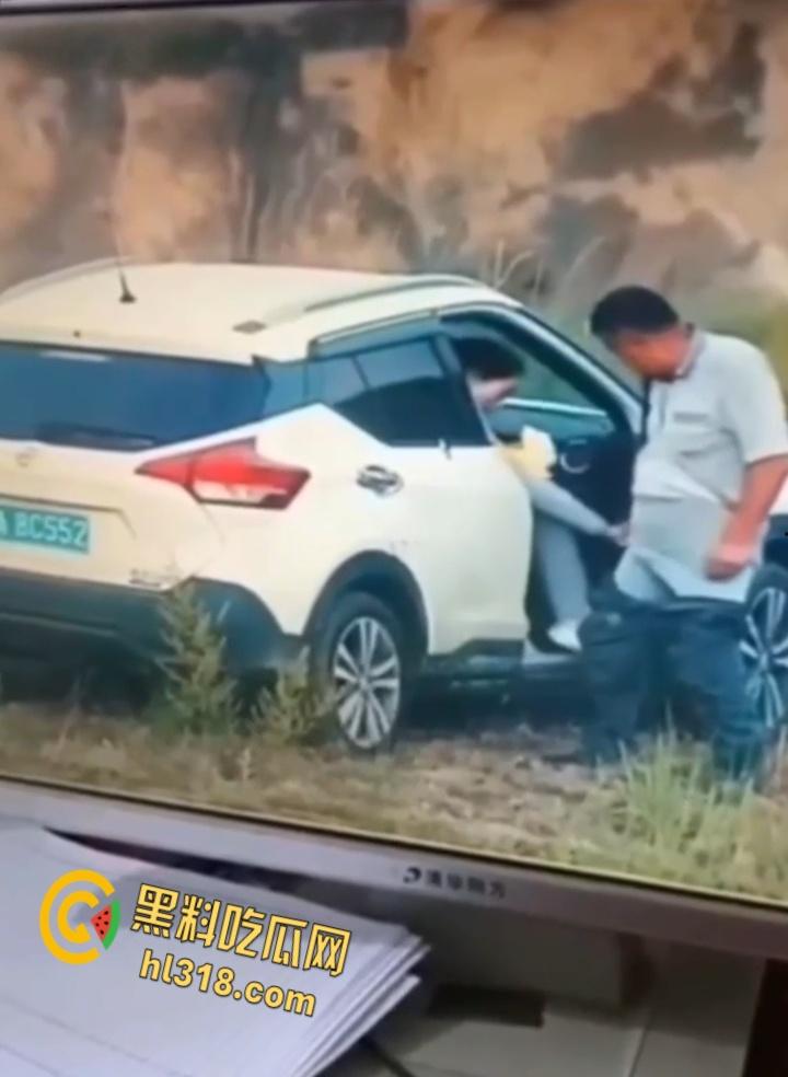 广州8C552车震门！野生激战被当场捕获，狗男女荒山野岭副驾做爱，结束后还当街穿衣 !  第3张