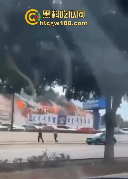 墨西哥 锡那罗亚州突发火灾，现场堪称恐怖末日快速摧毁房屋 极具吓人！  第3张