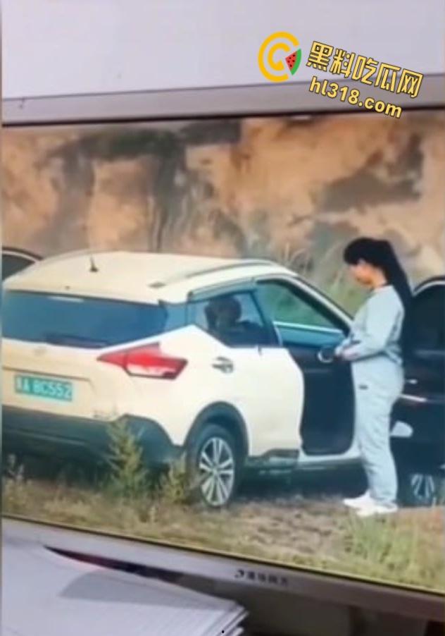 广州8C552车震门！野生激战被当场捕获，狗男女荒山野岭副驾做爱，结束后还当街穿衣 !  第7张
