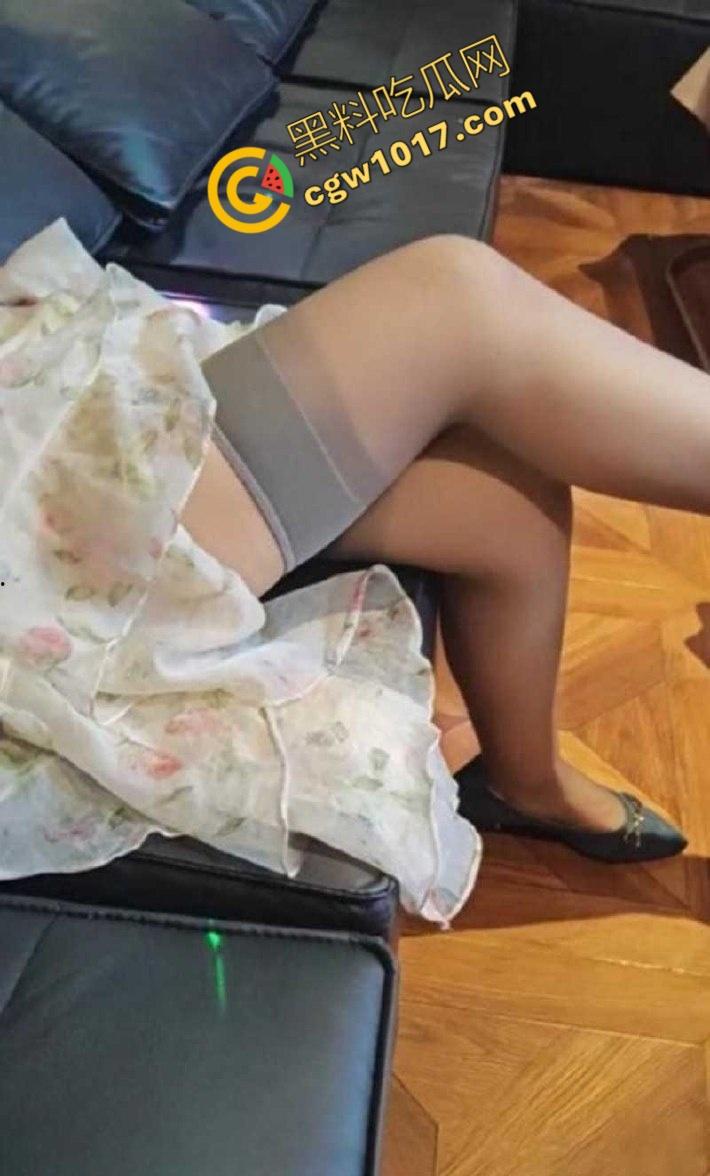 海角大神与嫂子KTV包厢激情偷欢:裸身激情接受深入调教,全裸开嗓激情交织,全程极度刺激! 第4张 海角大神与嫂子KTV包厢激情偷欢:裸身激情接受深入调教,全裸开嗓激情交织,全程极度刺激! 第4张