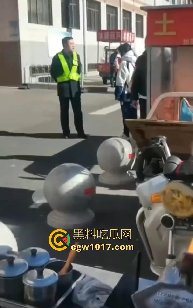 大同四中淀粉肠事件始末!女孩放学期间购买,副校长郭永乐没收人家家门钥匙,跟电动车钥匙,学生纷纷声讨支援! 第4张 大同四中淀粉肠事件始末!女孩放学期间购买,副校长郭永乐没收人家家门钥匙,跟电动车钥匙,学生纷纷声讨支援! 第4张