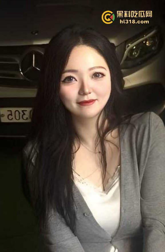 夫妻挑战客厅做爱，正插入猛操时候， 被女儿打开房门撞见了，来不及穿衣只能尴尬互望！  第1张