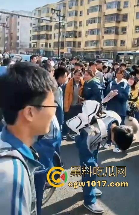 大同四中淀粉肠事件始末!女孩放学期间购买,副校长郭永乐没收人家家门钥匙,跟电动车钥匙,学生纷纷声讨支援! 第11张 大同四中淀粉肠事件始末!女孩放学期间购买,副校长郭永乐没收人家家门钥匙,跟电动车钥匙,学生纷纷声讨支援! 第11张