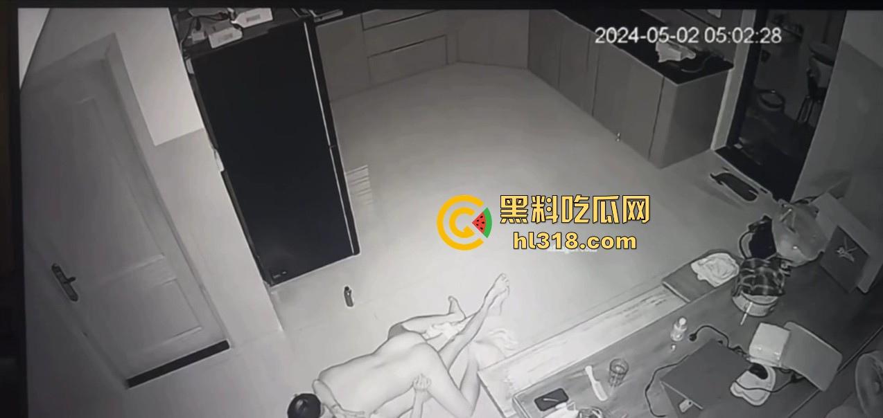 夫妻挑战客厅做爱，正插入猛操时候， 被女儿打开房门撞见了，来不及穿衣只能尴尬互望！  第3张