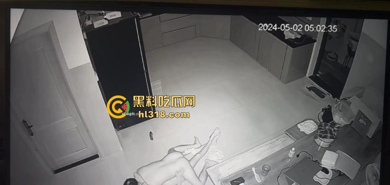 夫妻挑战客厅做爱，正插入猛操时候， 被女儿打开房门撞见了，来不及穿衣只能尴尬互望！  第4张