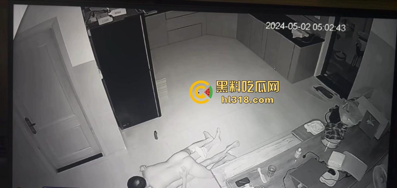 夫妻挑战客厅做爱，正插入猛操时候， 被女儿打开房门撞见了，来不及穿衣只能尴尬互望！  第5张