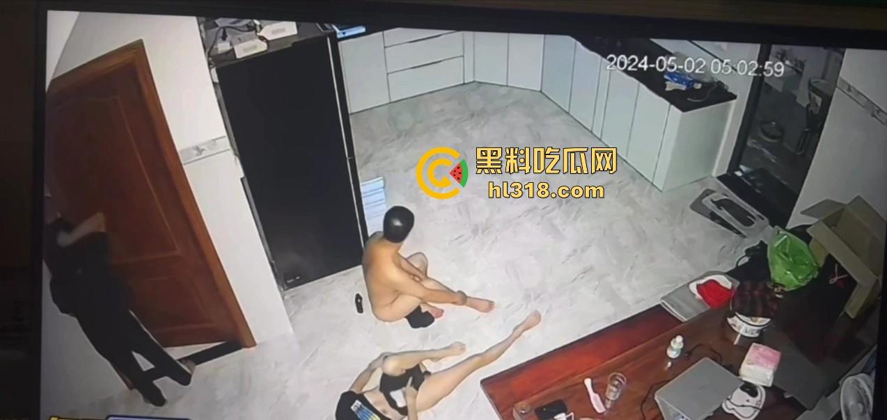 夫妻挑战客厅做爱，正插入猛操时候， 被女儿打开房门撞见了，来不及穿衣只能尴尬互望！  第8张